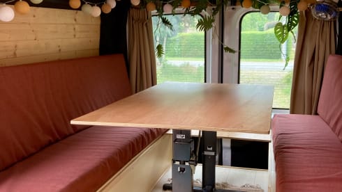 Blackie – 2p Ford bus from 2017
