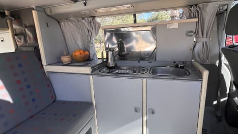 Piet – Volkswagen transporter (2,5 liter 102HP) T4 California for 2 or 4 persons