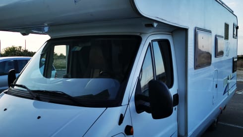 Burstner – Camper with a double bed and two singles to get around Sardinia