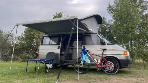 Mrs. Grey –  Volkswagen Westfalia camper (4 persoons)