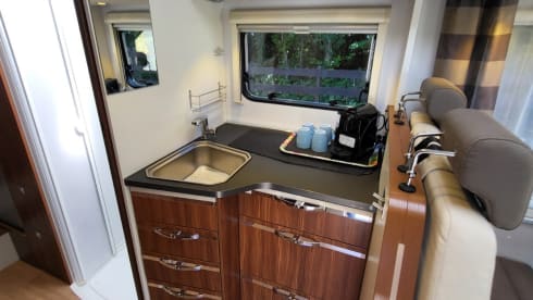XL 670 SL – Very spacious Adria alcove camper with air conditioning