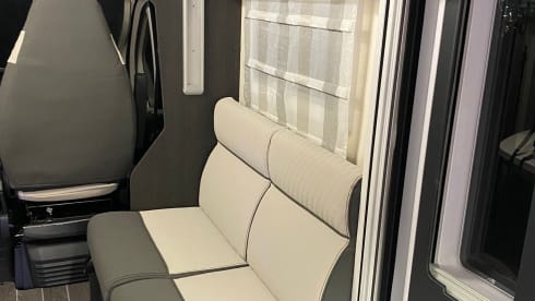 Sunshine – 5p Peugeot semi-integrated uit 2023 roller team 298TL Kronos 