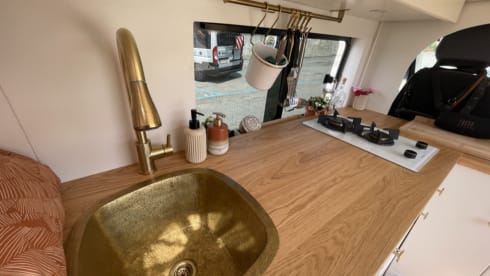 Sallie – 2p Peugeot bus uit 2016