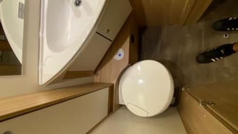 7 – Luxurious, spacious camper with single beds!