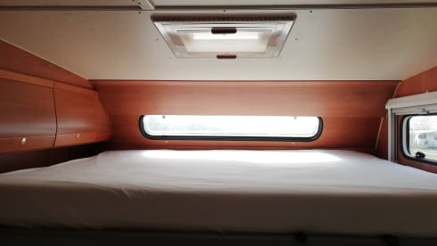 Complete and compact 5-person house on wheels