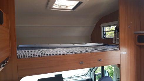 Zeer LUXE 6 pers. Camper met Airco en XL Garage BJ 2013