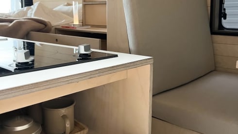 Camp en jo – 4p Peugeot bus uit 2025