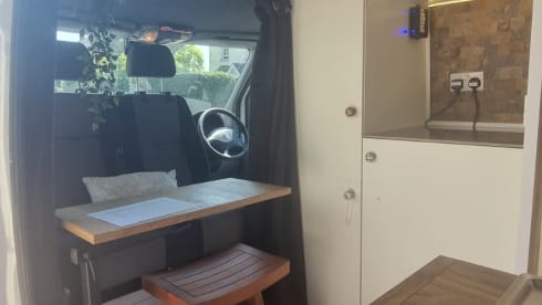 Zeb – Grand hôtel mobile, près de Gatwick, avec WC et douche. Chambre d'hôtel sur roues.