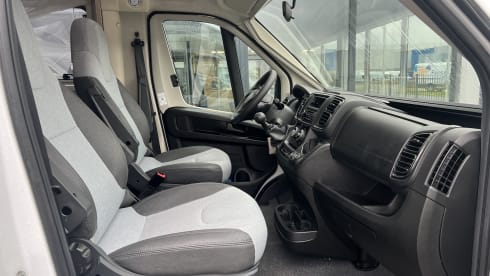 Jimmy – Super camper with lifting bed and length beds