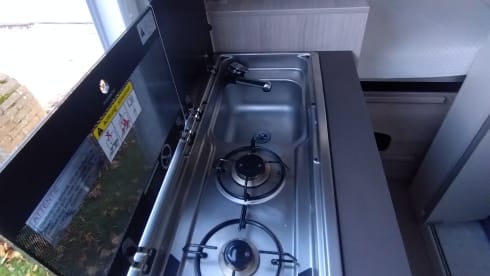 Compacte camper met fietsendrager handig voor een weekendje met 2