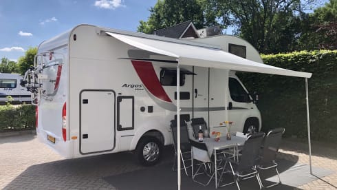 Ooit Is Nu! – Self-sufficient 6 person luxury camper "Ever Is Now"