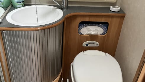 Mooie Adria camper; enkele bedden, airco en grote garage