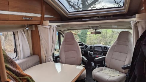Very comfortable 3 p offgrid camper Eura Mobil