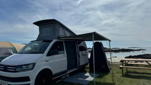 Suzie – 4 berth Volkswagen Campervan 