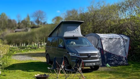 Volkswagen campervan met 4 slaapplaatsen, bouwjaar 2021.