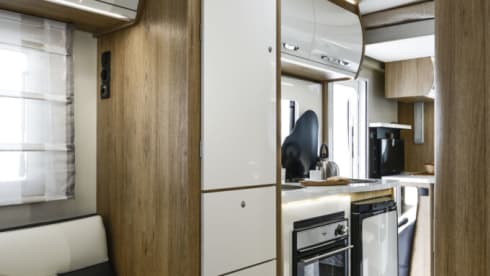 LUX 6 berth & 5 seatbelts – WiFi, 2 TV's, Pets ✅, Bikes ✅, Table & Chairs