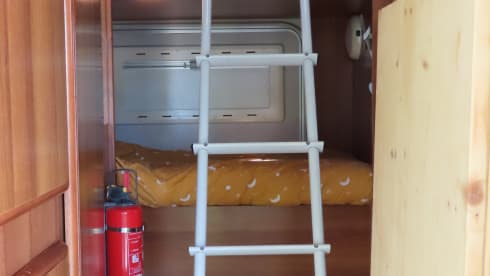 De Roze Olifant – Spacious family camper - 7p Ford alcove from 1998 