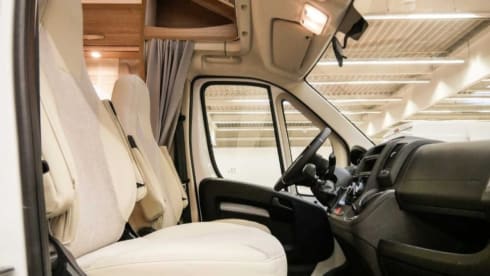 Carado T448 Automaat – Automatic - Fully equipped - Very luxurious camper length beds - Modern