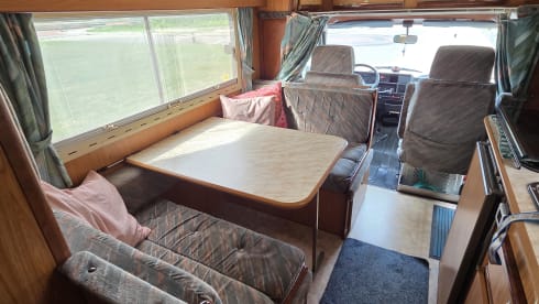 The Sassenach – Peugeot J5 Maess semi-integrated uit 1993