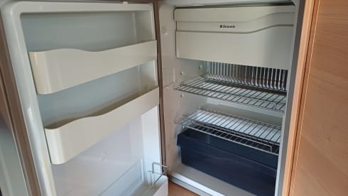  Beautiful compact Knaus camper with garage and large transverse bed!