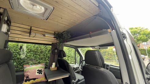 Beautifully spacious 2-4 person Bus camper Sprinter 2015