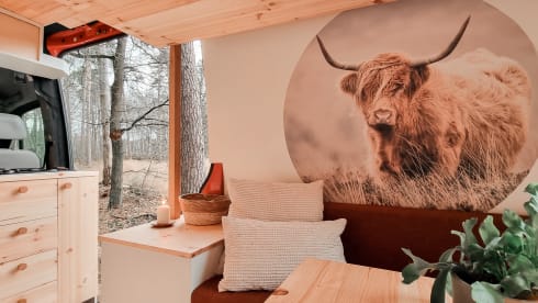 Highlander – Fast, cool and cozy camper bus!