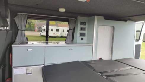 Frankie – Volkswagen Campervan mit 4 Schlafplätzen aus dem Jahr 2020