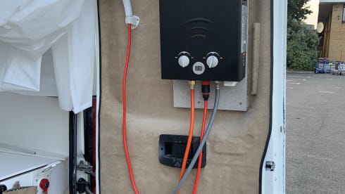 Lola – Scandi-Style 3-Berth Campervan – Solar, Kitchen & Comfort