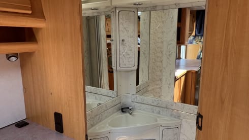 Luxury 4 person LMC - Off grid - 210 Amp - 220V - LPG cooking/heating