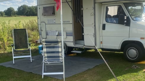 Robert 💕 – Cozy camper for 4 people. with engine block from 2014!