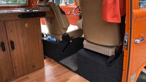Orange  – Hip Orange retro Volkswagen T-2 Camper