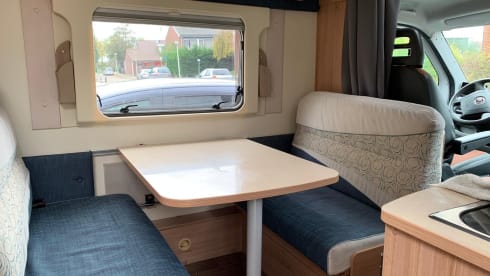 De Ixeo – Neat complete family camper for rent Burstner Ixeo