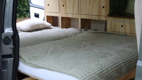 2p Volkswagen campervan uit 2013