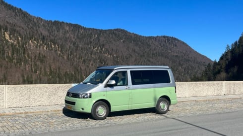 “Pomme” – 4p Volkswagen bus from 2023