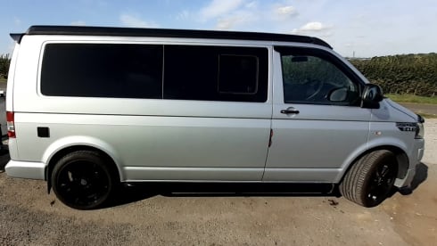 QUICK SILVER – QUICK SILVER T5.1 4 BERTH CAMPERVAN WITH POPTOP ROOF ( T32 STARTLINE LWB ) 