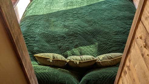 Fernix – 5 berth Mercedes-Benz campervan