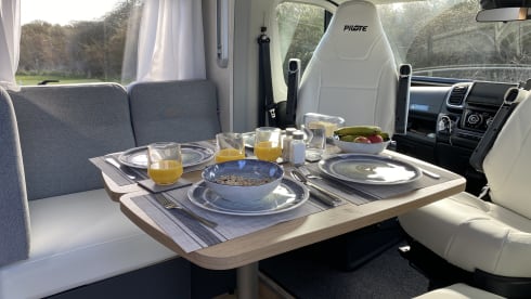Winding Road – Camper di lusso Pilote P740FGJ del 2026 con 4 posti letto.