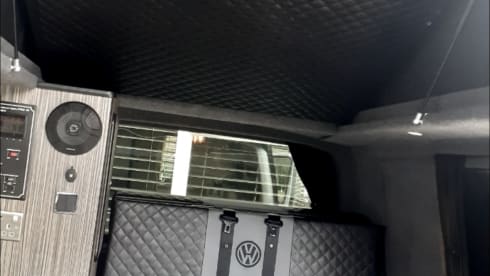 QUICK SILVER – QUICK SILVER T5.1 4 BERTH CAMPERVAN WITH POPTOP ROOF ( T32 STARTLINE LWB ) 