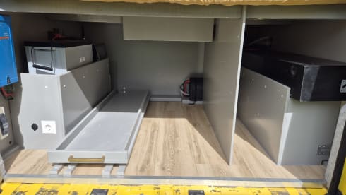De Gele Rakker – Peugeot-Bus mit 2 Sitzen aus dem Jahr 2015