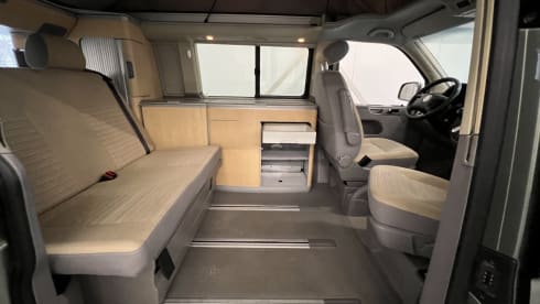Luigi – Volkswagen California 2005 with lifting roof 4P