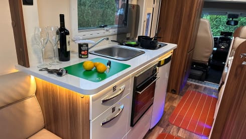 Charlie  –  Charlie Luxurious and modern 5 berth Roller Team