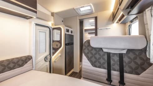 Super camper with 5 fixed beds! 2023