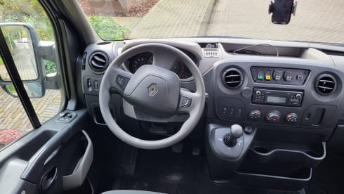 Cool, cozy 3p Renault Master campervan from 2017