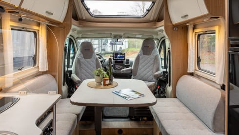 Carado T459 Automaat – Premium Vrijheid! Zeer ruime luxe camper met Queensbed en aparte douche