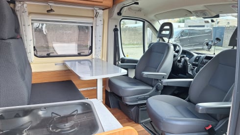 Compact and cozy 2-person Citroën Jumper Globecar bus from 2015