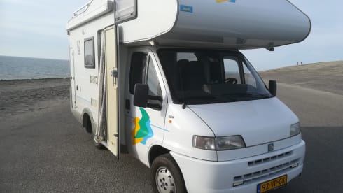 nooitgedacht – Beautiful compact alcove camper with bicycle rack, camper is as new, 120000 km