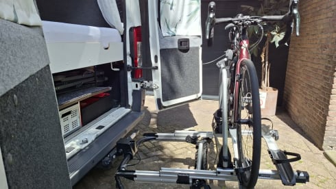 QPO "Zo wijd de wereld strekt"        " – Reliable and well-maintained bus camper.