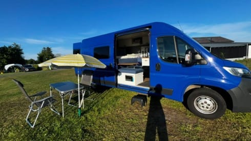 Blauw plezier – 2-person Peugeot Campervan | With new interior 2024