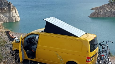 Het gele geluk 💛 – VW T5 yellow bus with modern interior