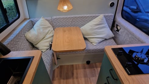 Oos Böske – Oos Böske – Buscamper 2/3 person Renault Master (2 x length bed!)